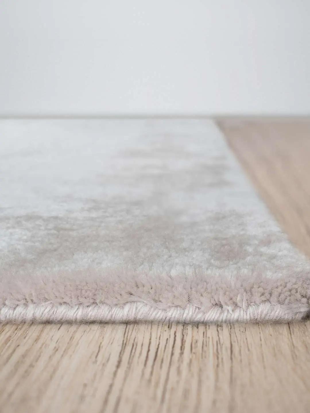Cashmere Latte rug edge showing pile thickness