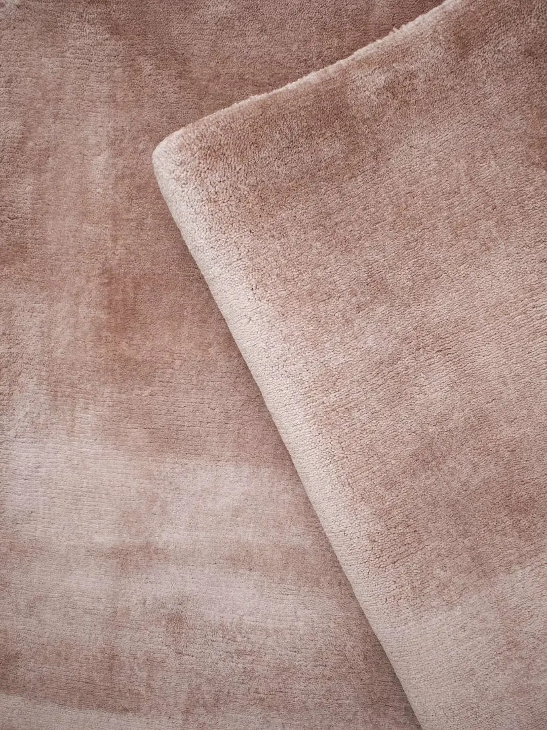 Cashmere Rose rug corner roll detail