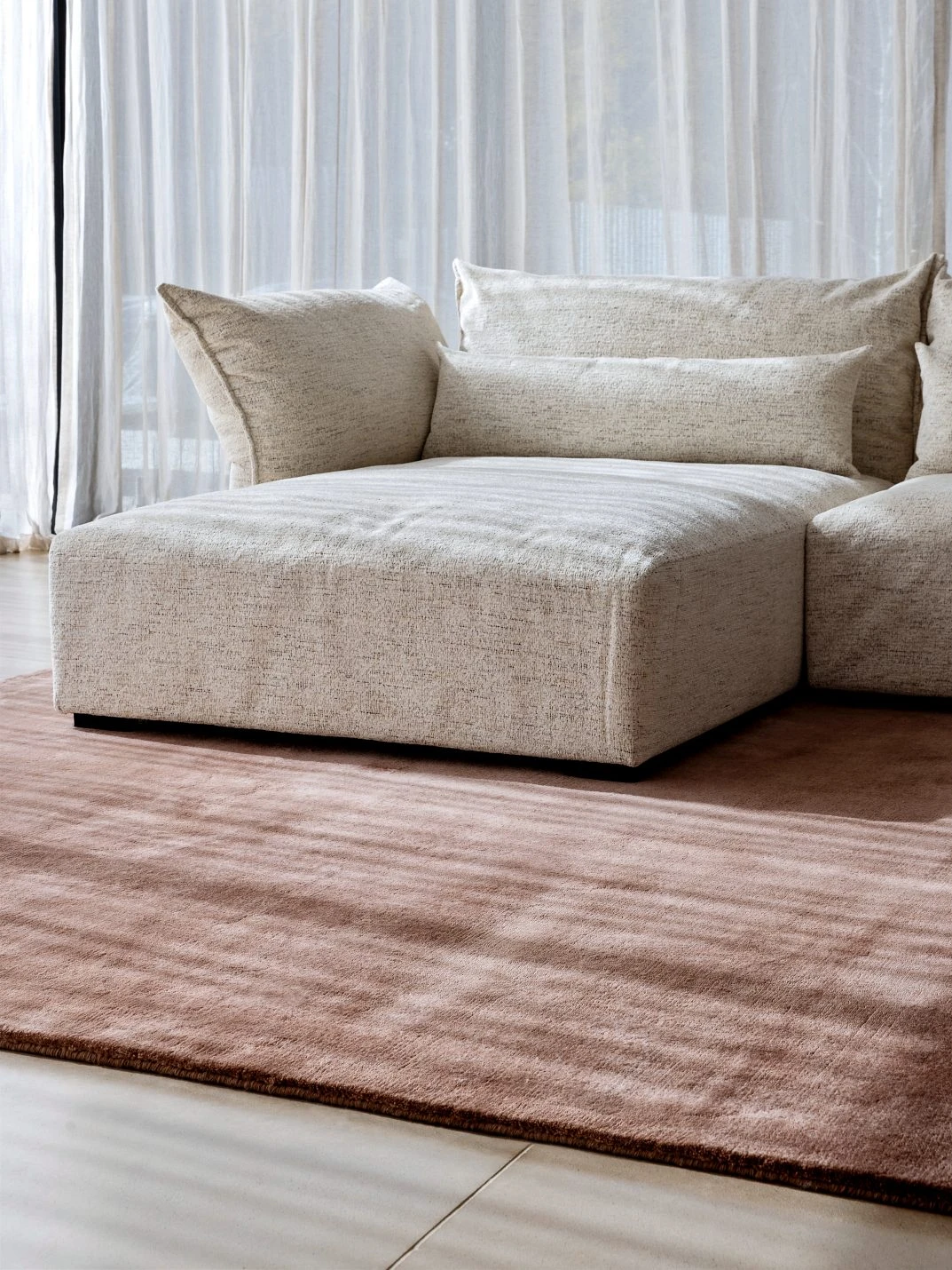 Kapetto Cashmere Rose rug beside a bed, showing the soft surface that greets bare feet each morning